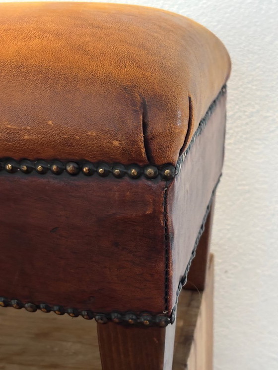 Image 1 of Hocker Bruin Schaapsleer met messing afwerking