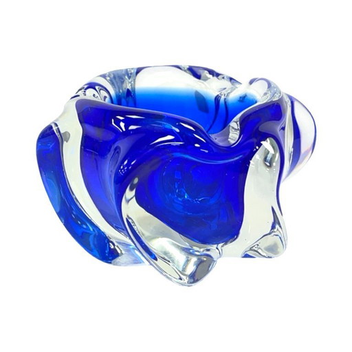 Chřibská Sklarna Cecoslovacchia anni '70 posacenere artistico a forma libera, vetro cobalto