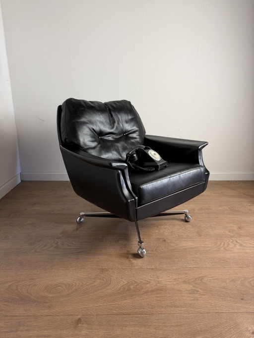 Sillón de piel negra con ruedas, edición Mobel Mann