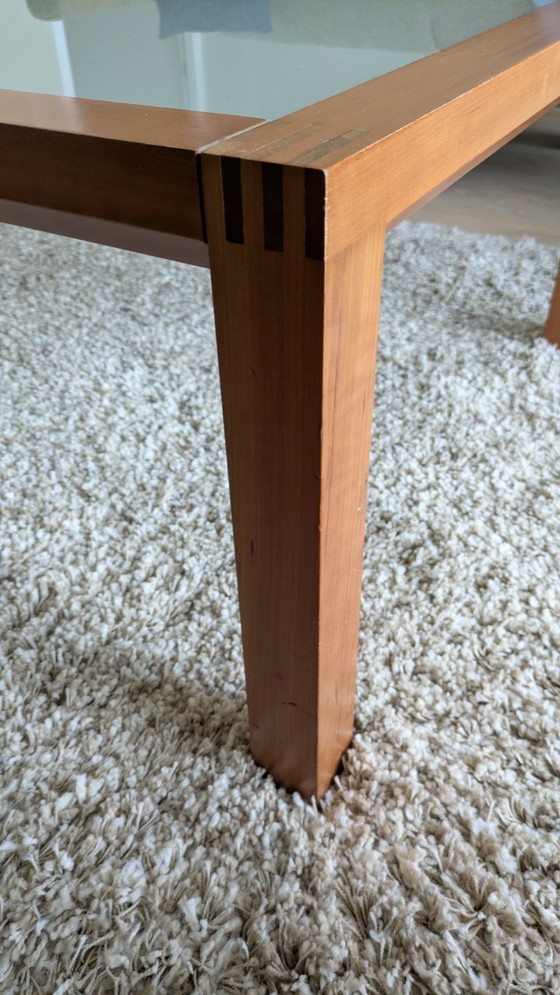 Image 1 of Table basse Arco en bois de cerisier rouge, élégante avec plateau en verre, datant de 1996.