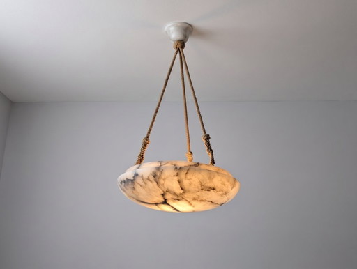 Zeitlose Art-Deco-Hängeleuchte aus geschnitztem Alabaster, schwarze Maserung, 1920er Jahre – hanglampen, Stone, Textile