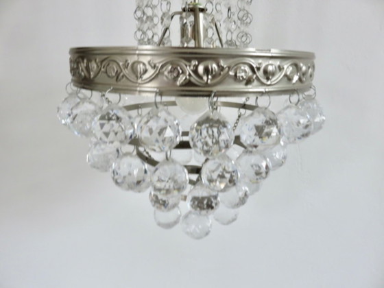 Image 1 of Lámpara de araña de globo aerostático con una cesta de gotas de cristal.