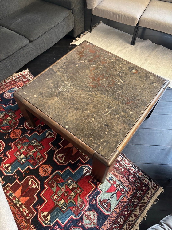 Image 1 of Mesa de centro antigua con cubierta de piedra fósil y patas de madera