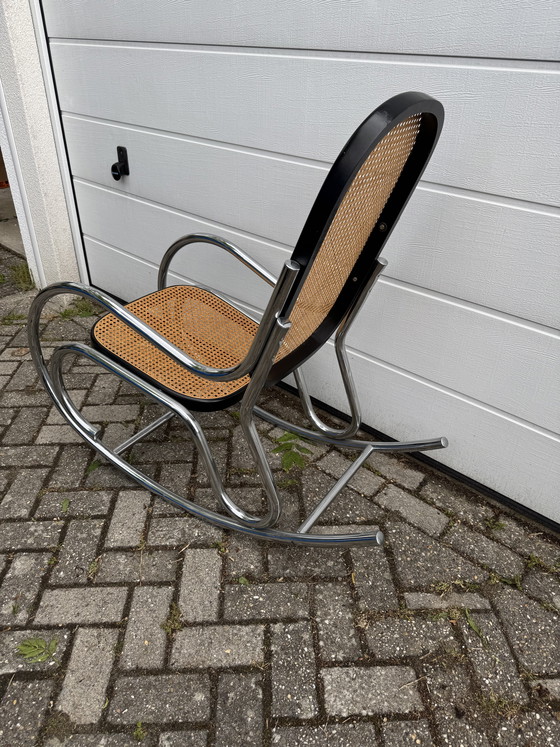 Image 1 of Sedia a dondolo vintage in stile Marcel Breuer con struttura cromata e seduta in vimini.