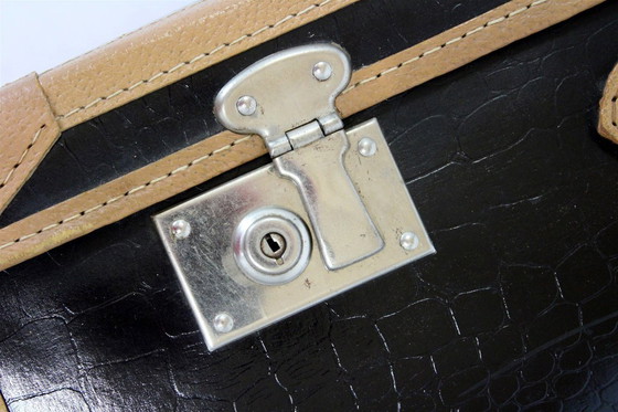 Image 1 of Valise en cuir vintage avec ses étiquettes d'origine, années 1950