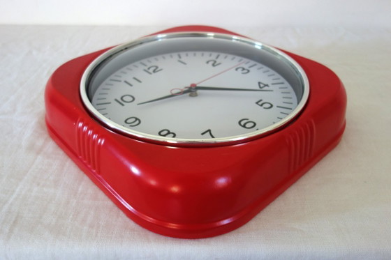 Image 1 of Horloge murale rouge en métal vintage