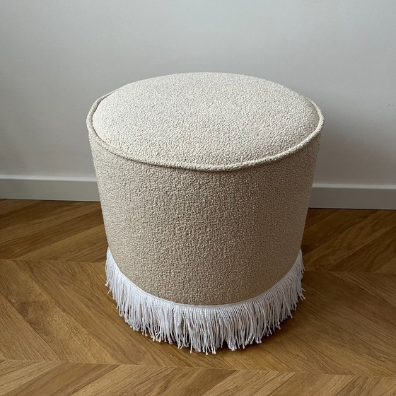 Image 1 of Pouf rond ottoman à franges, recouvert de tissu bouclé crème, pour intérieur moderne