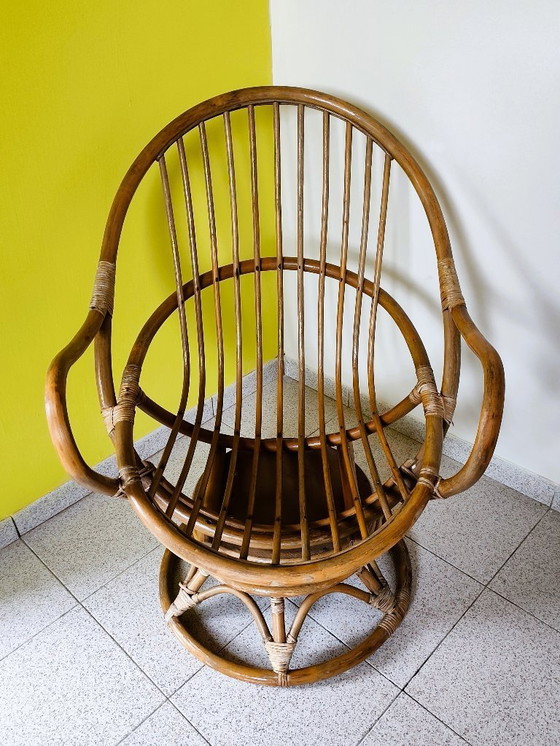 Image 1 of Poltrona girevole vintage in rattan