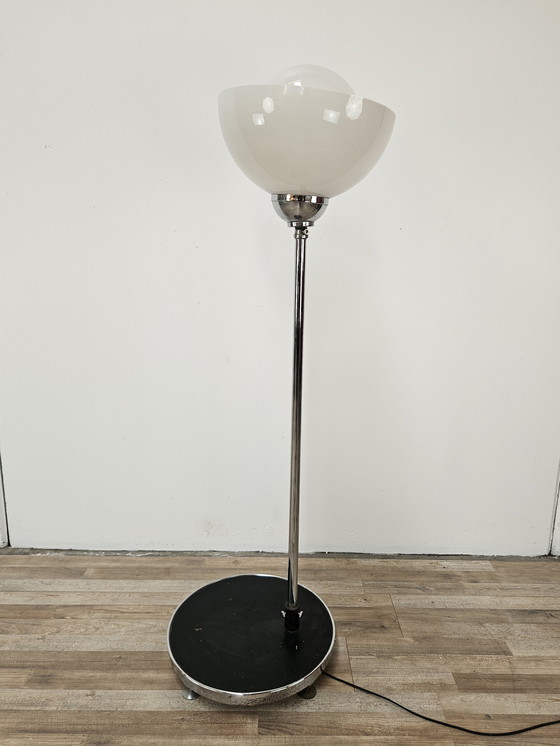 Image 1 of Lampada da terra anni '70 in metallo e vetro bianco
