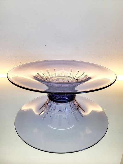 Val Saint Lambert Plat Art déco, série Luxval modèle Nymphea, couleur lilas, Belgique Beau plat Art déco dessiné par Cha