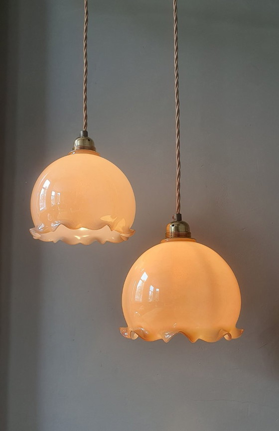 Image 1 of Ensemble vintage de lampes suspendues en opaline en forme de gobelet avec un éclat nacré.