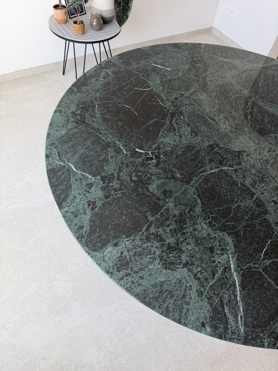 Originele Alpe Verdi Knoll Tulip Eettafel 137 Rond Nieuwstaat!! Eero Saarinen Wit/Zwarte Poot – Marble (photo 10 of 15)