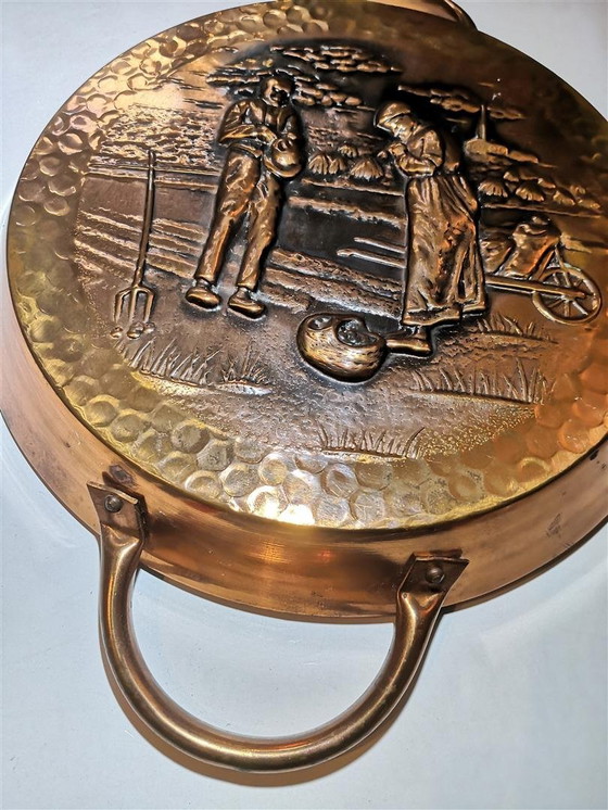 Image 1 of Piatto in rame martellato con scena contadina in stile antico / Retro Vintage anni '60
