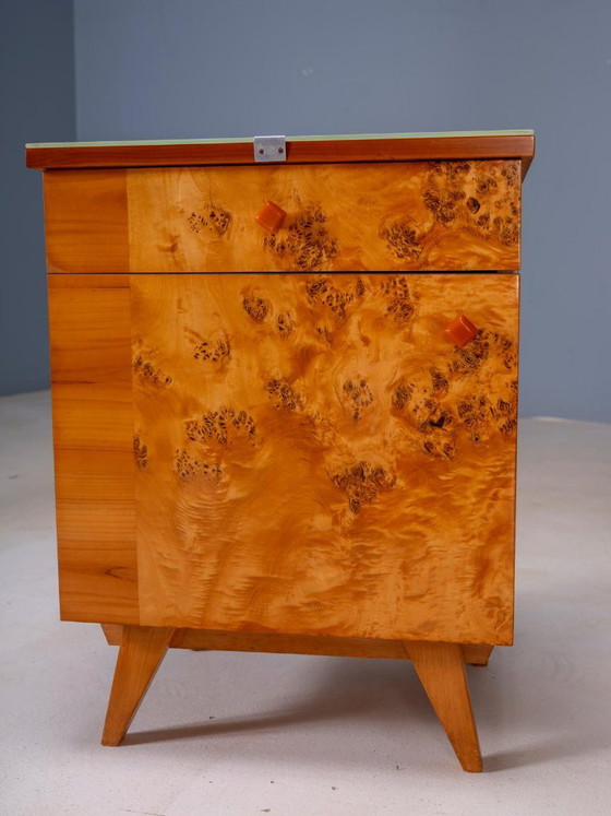 Coppia di comodini vintage cecoslovacchi con impiallacciatura in radica, stile moderno di metà secolo, 45 × (photo 5 of 9)