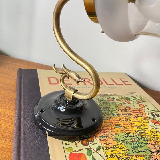 Image 1 of Aplique de cuello de cisne de latón con pantalla de tulipa de cristal