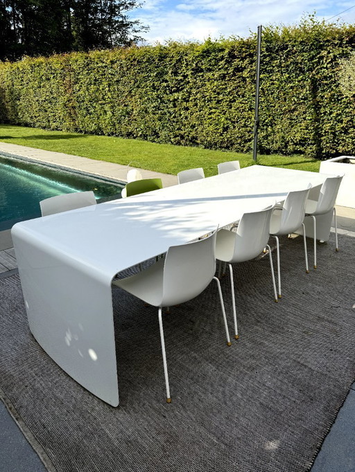 Table MDF Italia La Grande + 8 chaises design Arper Catifa 46