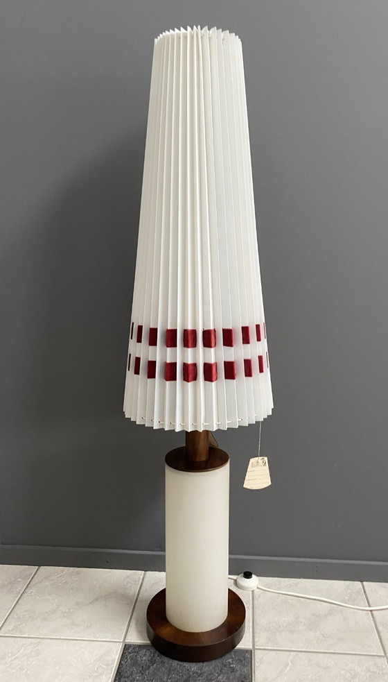 Image 1 of Lampada da terra bianca anni '60, luce nella base e nel paralume, etichetta originale ancora attaccata