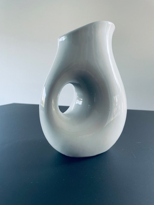 Caraffa dal design moderno in ceramica bianca