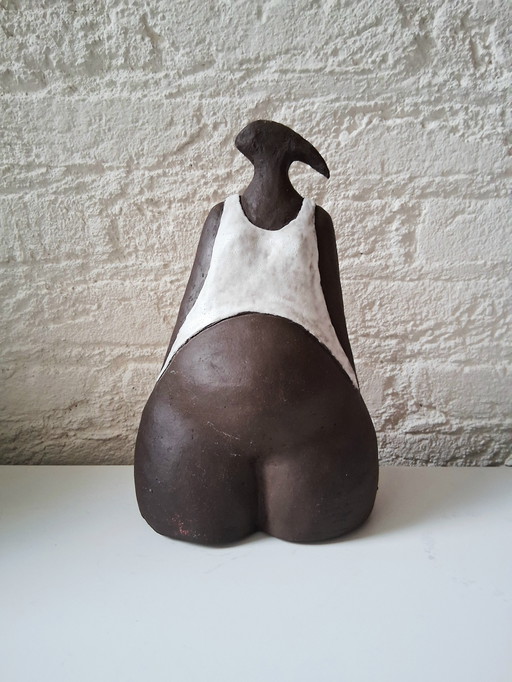 Mooi keramiek beeld van een zwangere vrouw. Kleur is bruin,creme. Kunstenaar is niet bekend,signatuur aanwezig
