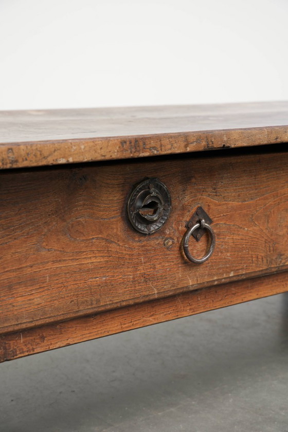Image 1 of Table basse ancienne en bois fruitier du sud de l'Europe, avec un tiroir et une belle patine pleine de caractère.