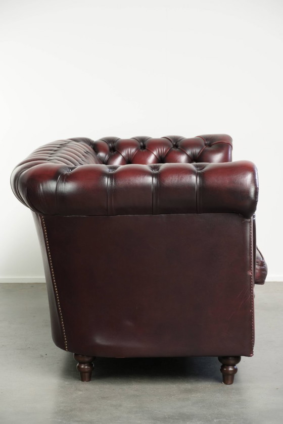 Sofá Chesterfield 2.5 plazas de cuero de buey rojo atemporal con una hermosa pátina – Sofás de 2 plazas (photo 2 of 13)