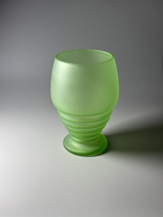 Image 1 of Vaso Art Déco in cristallo all'uranio con base a gradini – Design geometrico satinato – Anni '30