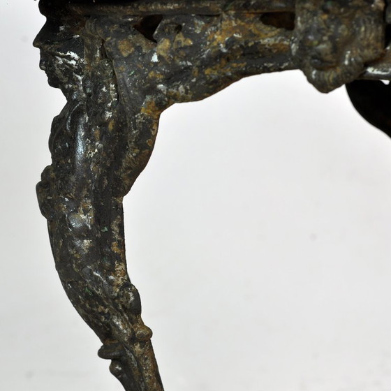 Image 1 of Mesa de jardín de hierro fundido con tablero de pino.