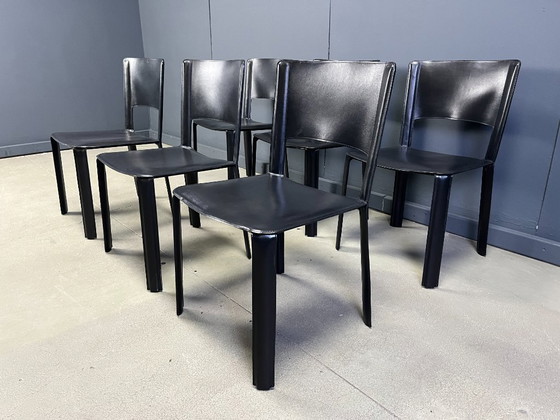Image 1 of Vintage zwart lederen Italiaanse eetkamerstoelen, jaren 1980