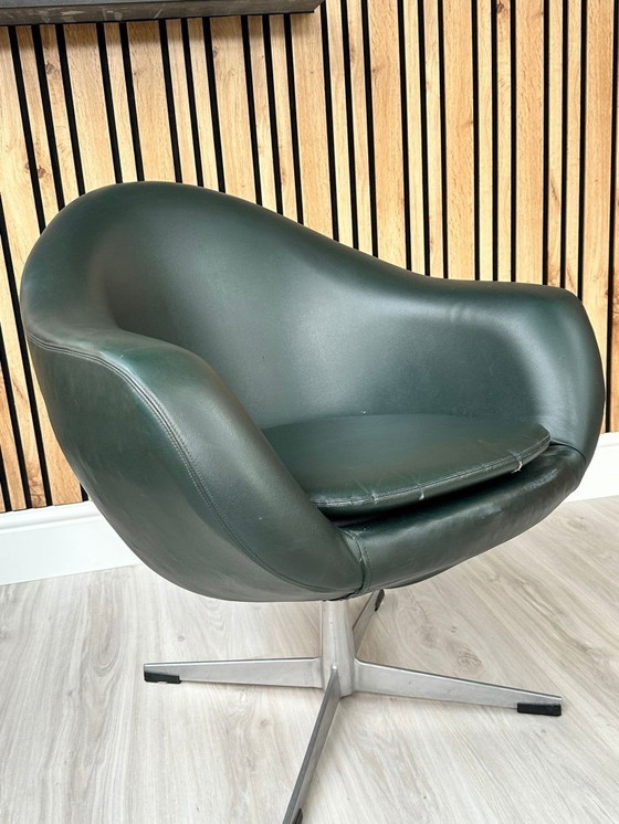 Image 1 of Fauteuil pivotant en vinyle vert foncé style Mid-Century Modern