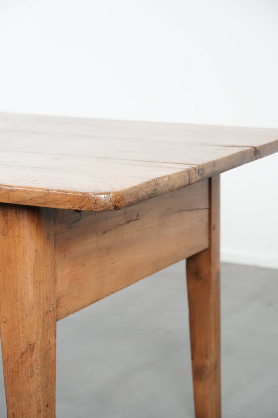 Image 1 of Antieke Franse salontafel gemaakt van vruchtenbomenhout uitgevoerd met twee lades