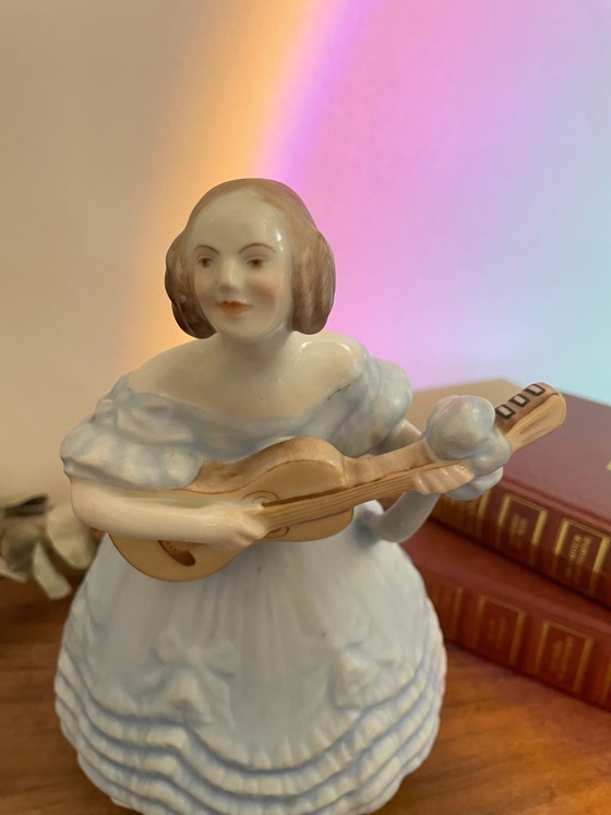 Herend Hungary Dame mit Gitarre Bildhauerei – Porcelain (photo 2 of 4)
