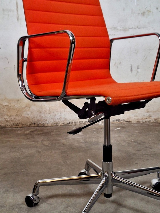 Image 1 of Vitra EA 119 in hautfarbenem Orange auf Rollen