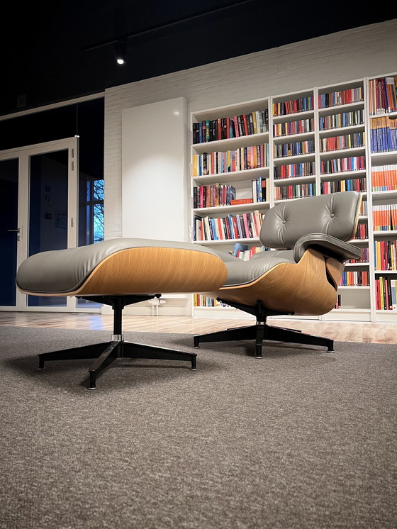 Image 1 of Poltrona e poggiapiedi Herman Miller Eames