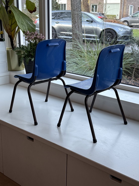 Image 1 of Een paar vintage blauwe Grosfillex schoolstoelen – gemaakt in Frankrijk – industriële stijl uit het midden van de 20e eeuw