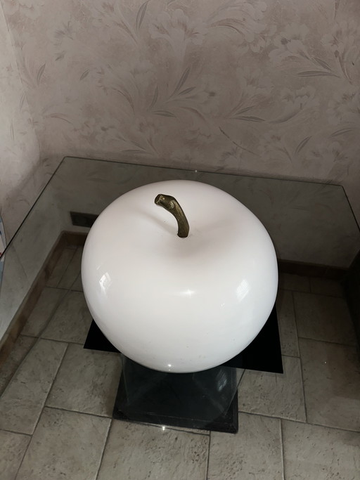 Manzana decorativa de diseño blanco: objeto contemporáneo