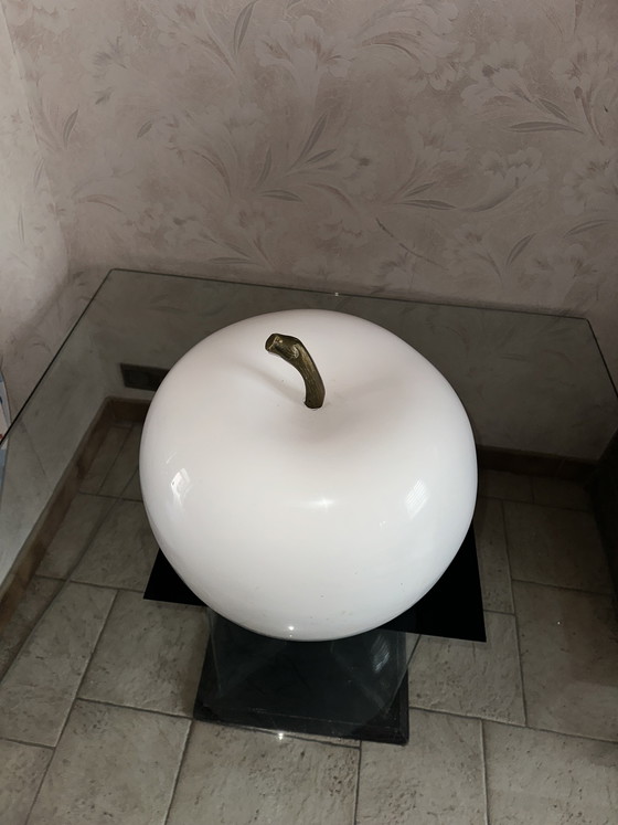 Image 1 of Manzana decorativa de diseño blanco: objeto contemporáneo