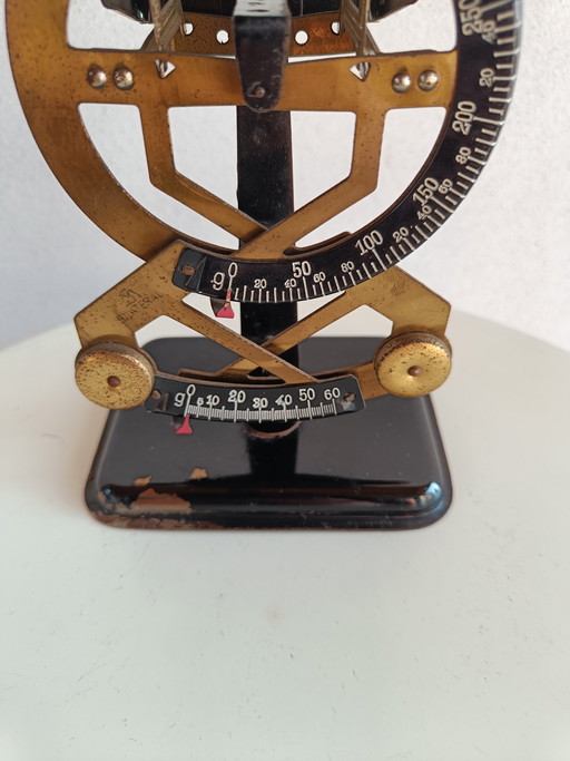 Escala de letras holandesa antigua “bilateral”, latón y esmalte, años 40-50.