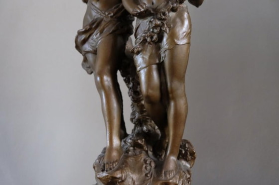 Una estatua dorada/cobriza de un niño y una niña jóvenes enamorados. – Esculturas, Metal (photo 6 of 19)