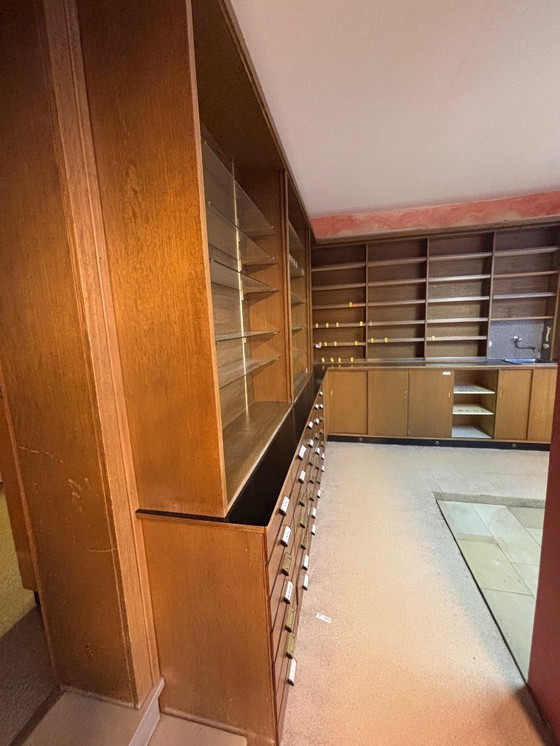 Image 1 of Interno completo di farmacia di metà secolo (a forma di U) – Realizzato su misura, anni '60