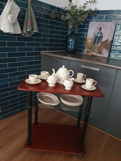 Table basse vintage en acajou sur roulettes
