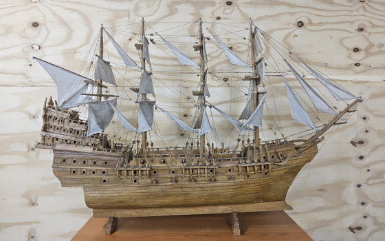Image 1 of Unieke V.O.C modelschip uit boomstam (volledig handgemaakt) (17e Eeuwse spiegelretourschip)
