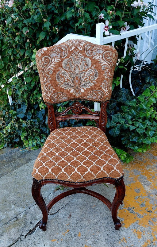 Prachtig paar antieke stoelen in neorococo-stijl, gerestaureerd en opnieuw bekleed.