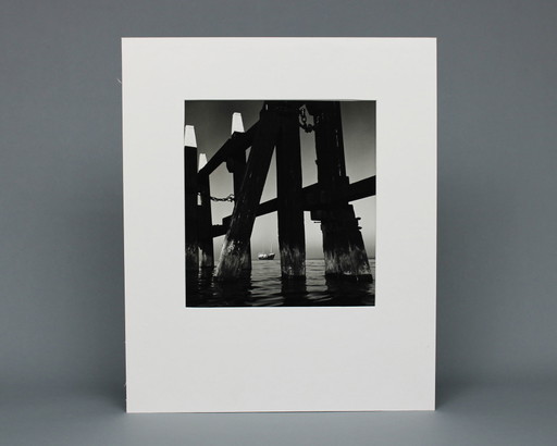 Aart Klein (1909-2001) Ontwikkelgelatinezilverdruk op bariet papier, Mooring Post Rotterdam 1958, gesigneerd en gestempeld 