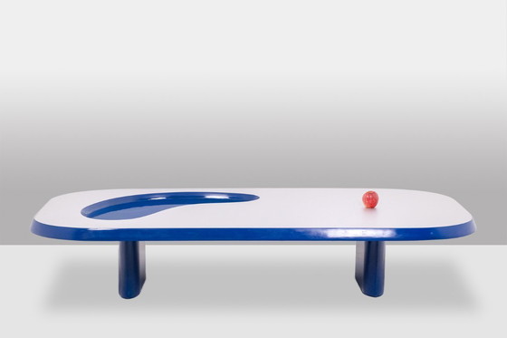 Image 1 of Tavolino organico in alluminio e laccato. Contemporaneo.