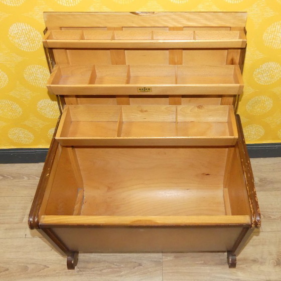 Image 1 of 50er Jahre Nähkasten Kefer Kleinmöbel München Aufbewahrung auf Rollen Nähkorb Nähwagen sixties mid century retro vintage