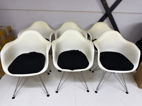 6x Vitra Eames Stühle – Esszimmerstühle, rvs, Plastic (photo 6 of 9)
