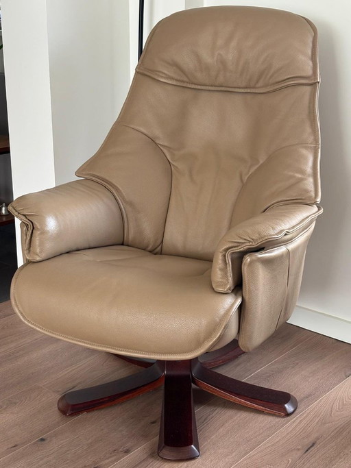 Poltrona in pelle con base in legno