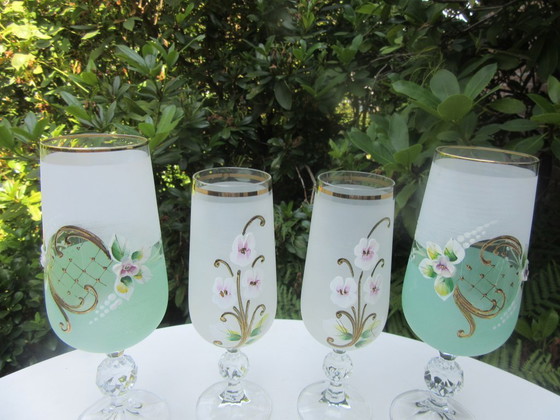 Image 1 of 4 verres bohèmes émaillés peints à la main, dans les tons vert pâle/rose et or, Sklo, vintage
