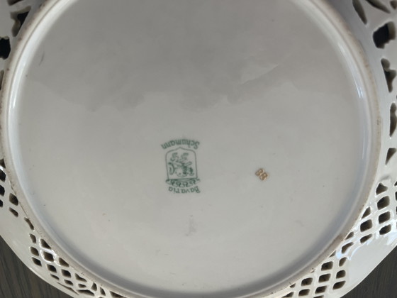 Image 1 of Piatto in porcellana traforata Schumann Bavaria con rose rosa – 22 cm – vintage