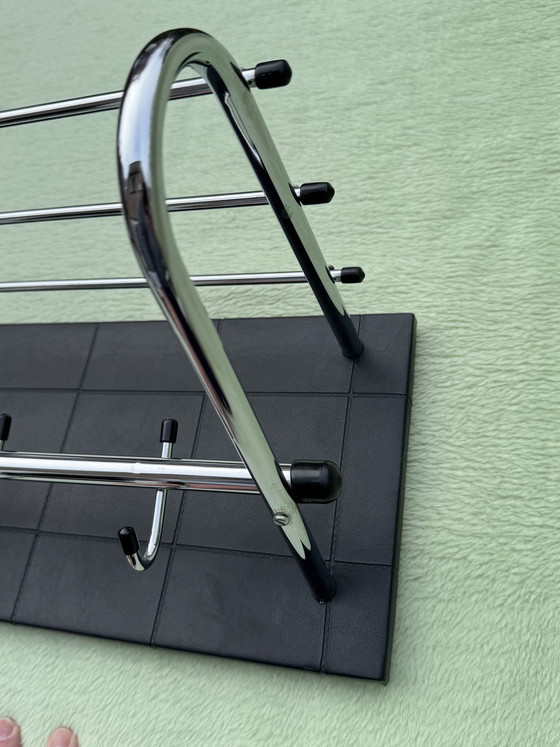 Image 1 of Seltene, ikonische Wandgarderobe aus den Sechzigerjahren | Verchromtes Rohrgestell | Sammlerwert & Museumszustand